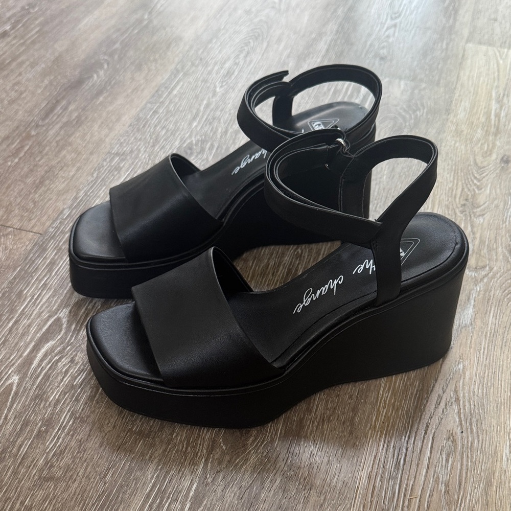 Gianni Bini Black Platform Sandals